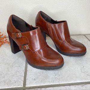 Clarks Artisan brown leather buckle stacked rounded heel shoes sz 9